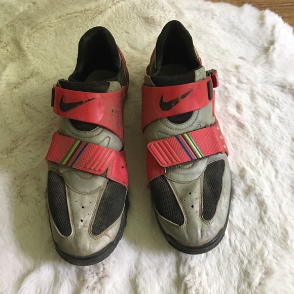 nike acg mountain bike shoes